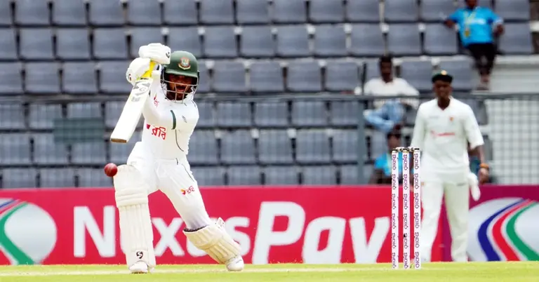 ব্যাট হাতে বাংলাদেশি ব্যাটার মমিনুল হক